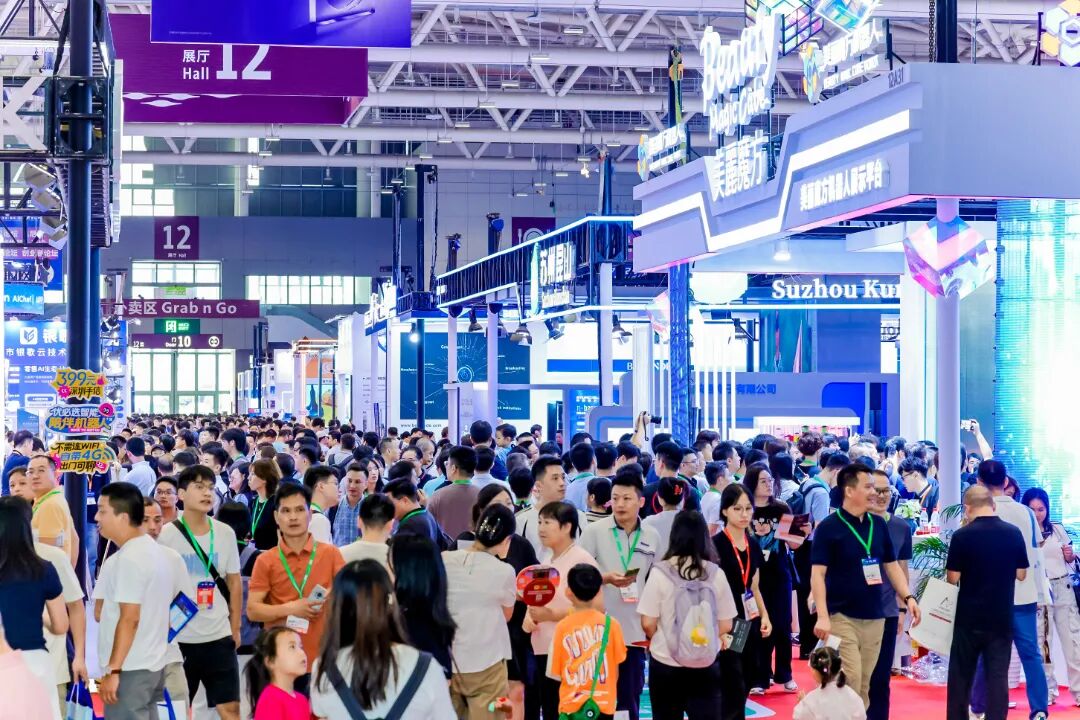 12号馆过道人多.jpg